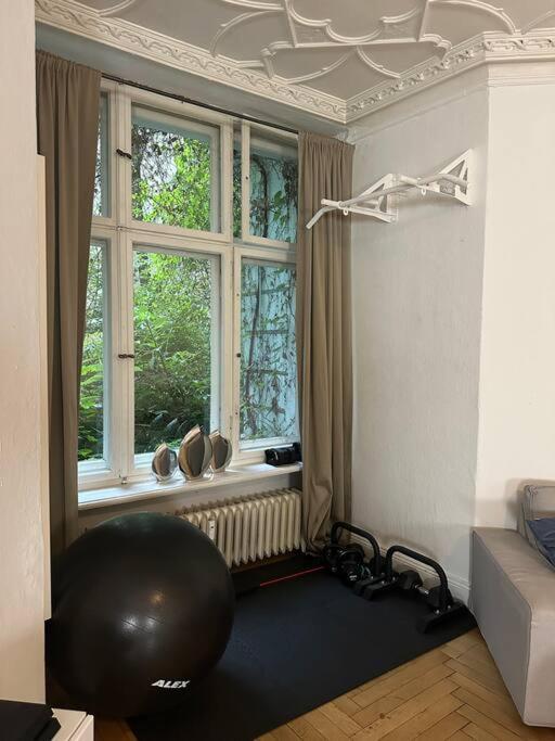 Grosses Apartment Am Kudamm Berlín Exterior foto